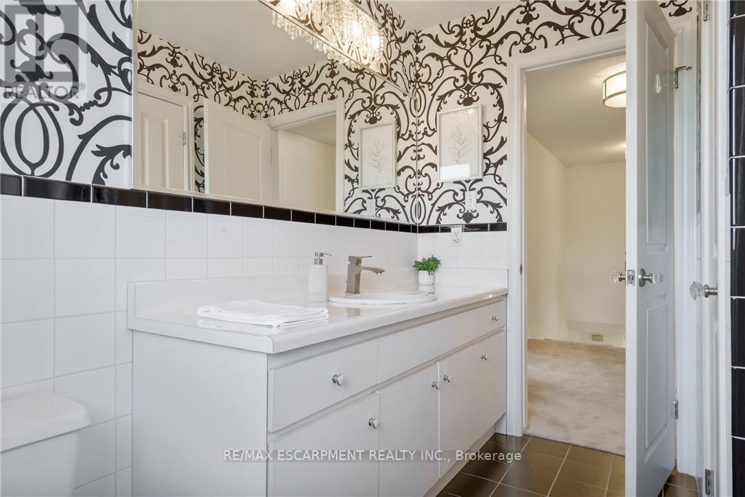 43 Glenayr Street, Hamilton, ON - Indoor Photo Showing Bathroom