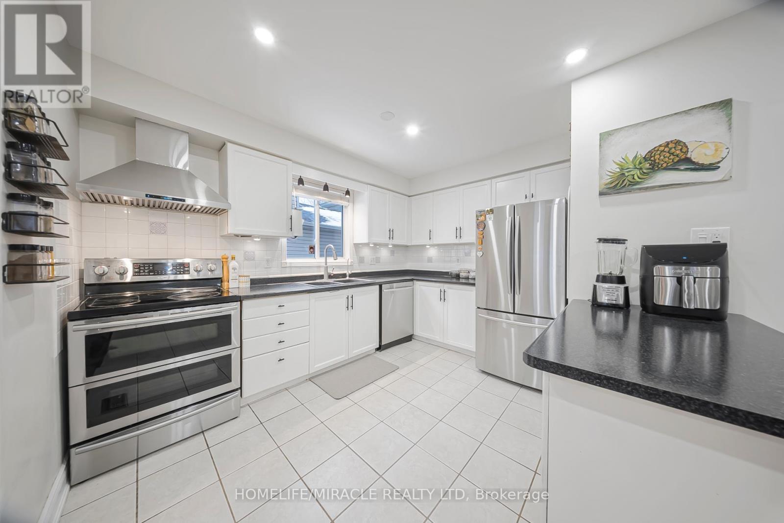 469 Old Newbury Lane, Cambridge, ON - Indoor Photo Showing Kitchen With Stainless Steel Kitchen With Double Sink