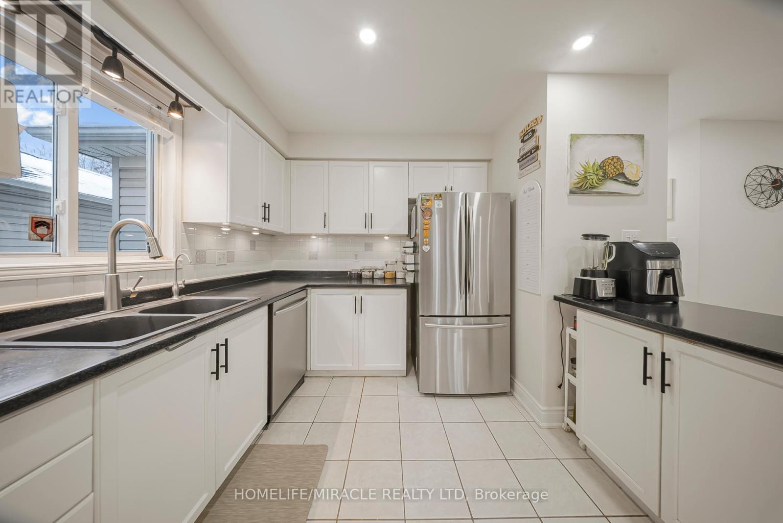469 Old Newbury Lane, Cambridge, ON - Indoor Photo Showing Kitchen With Stainless Steel Kitchen With Double Sink