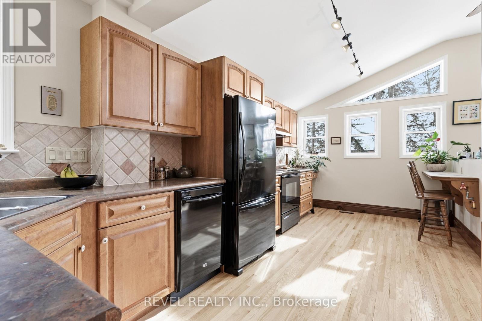 31 Fair Avenue, Kawartha Lakes (Lindsay), ON - Indoor Photo Showing Kitchen