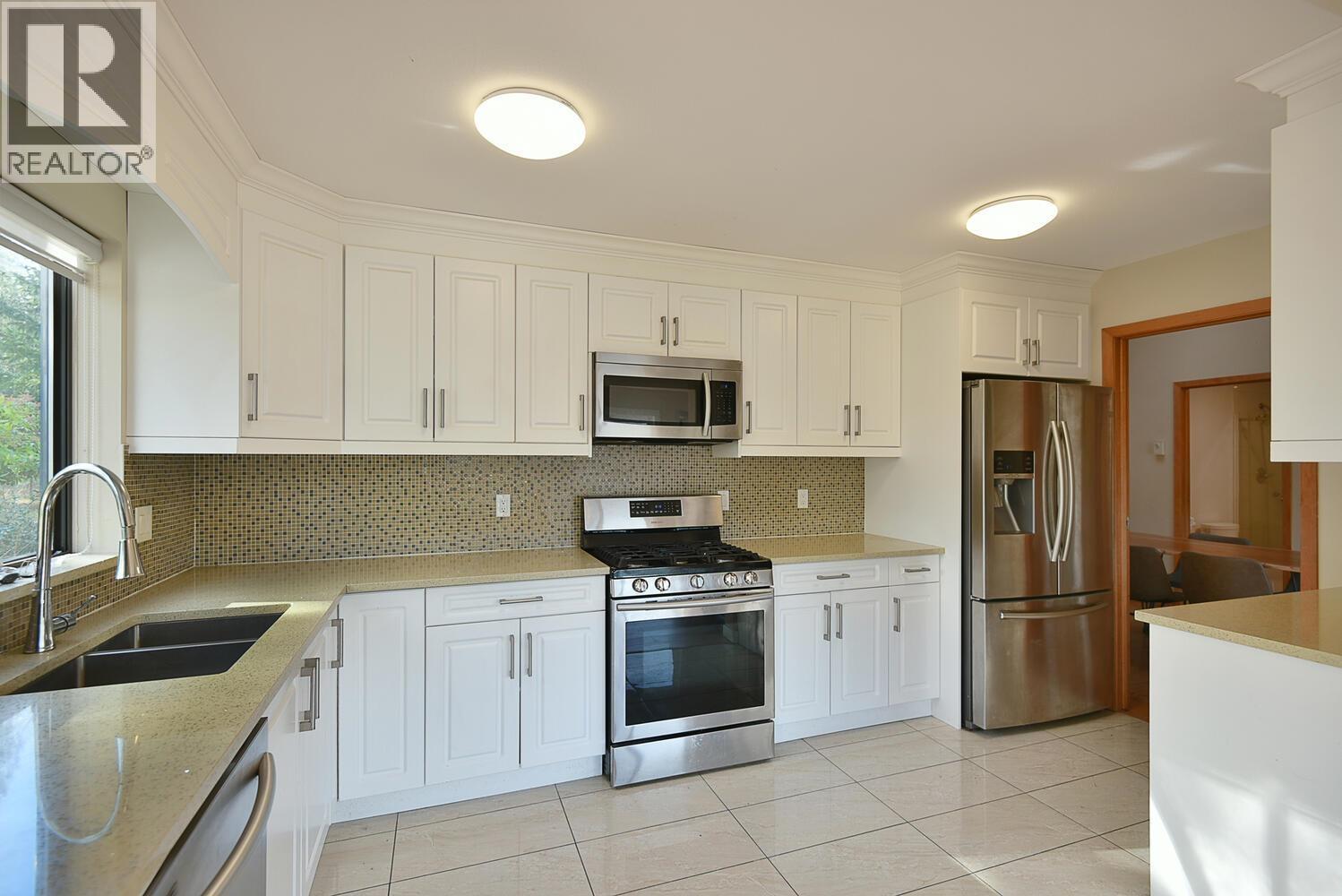 6377 N Gale Avenue, Sechelt, BC