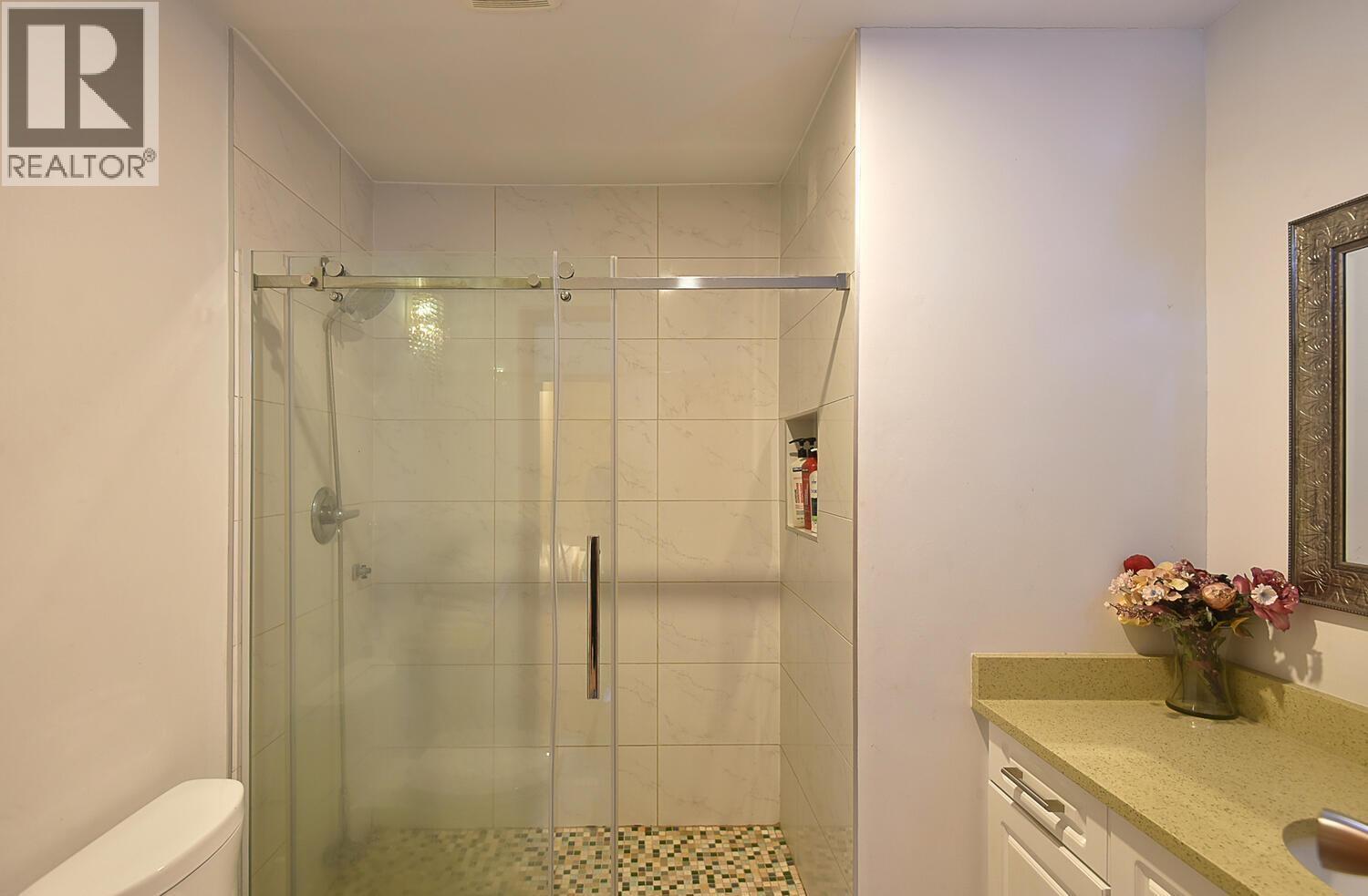 6377 N Gale Avenue, Sechelt, BC