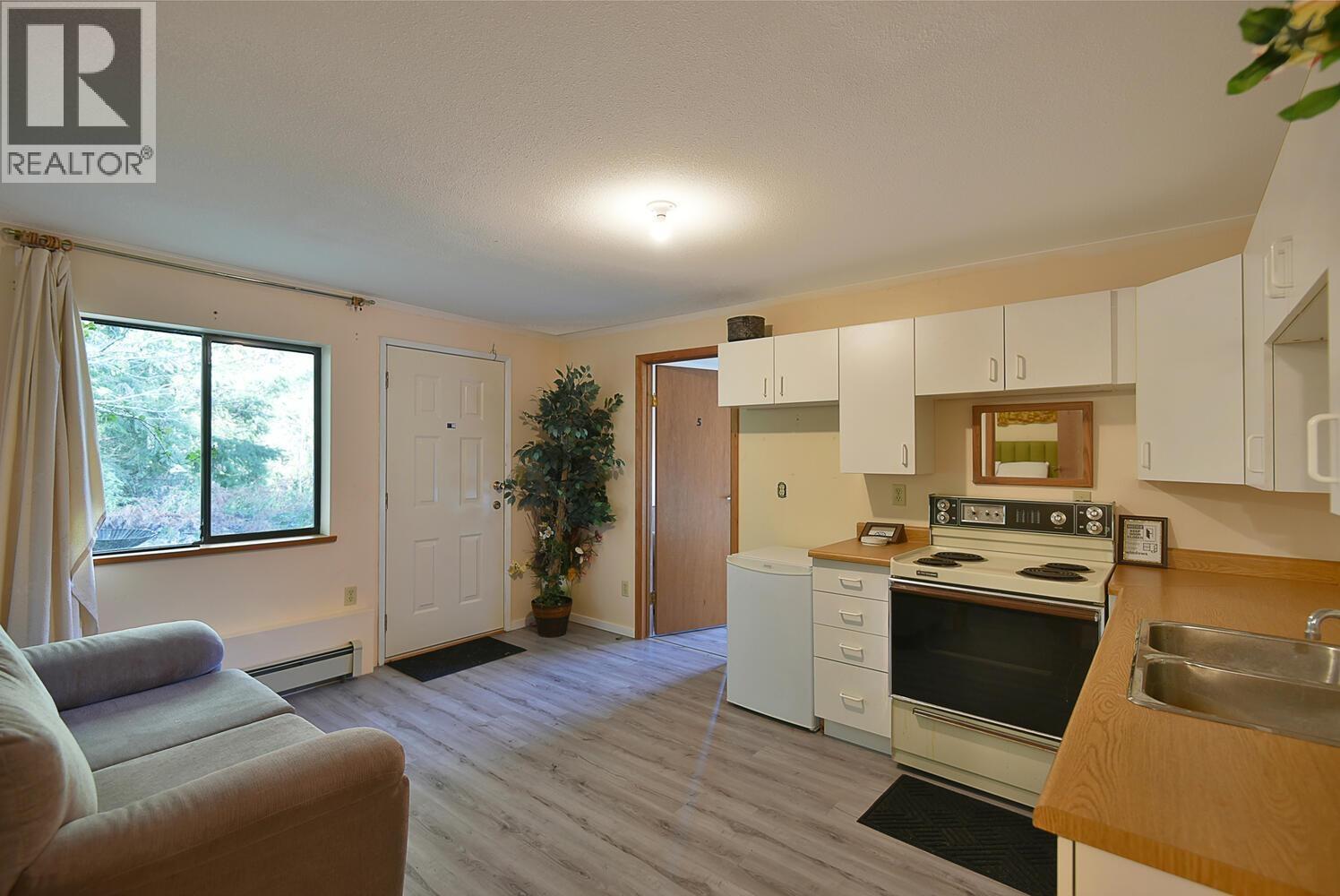 6377 N Gale Avenue, Sechelt, BC