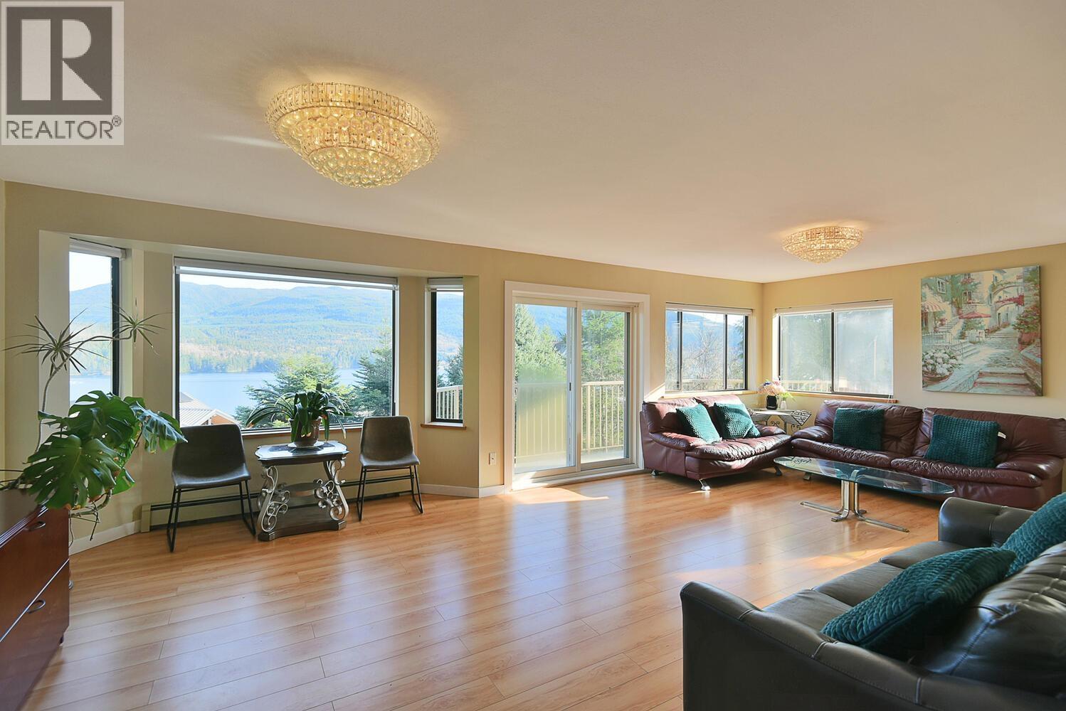 6377 N Gale Avenue, Sechelt, BC