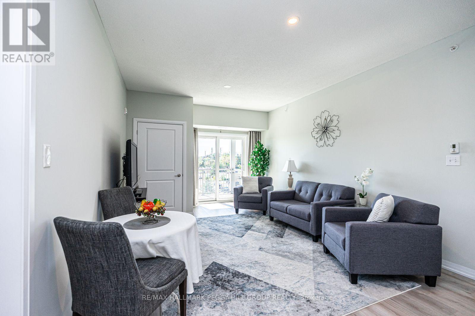404 - 295 Cundles Road E, Barrie, ON - Indoor Photo Showing Living Room