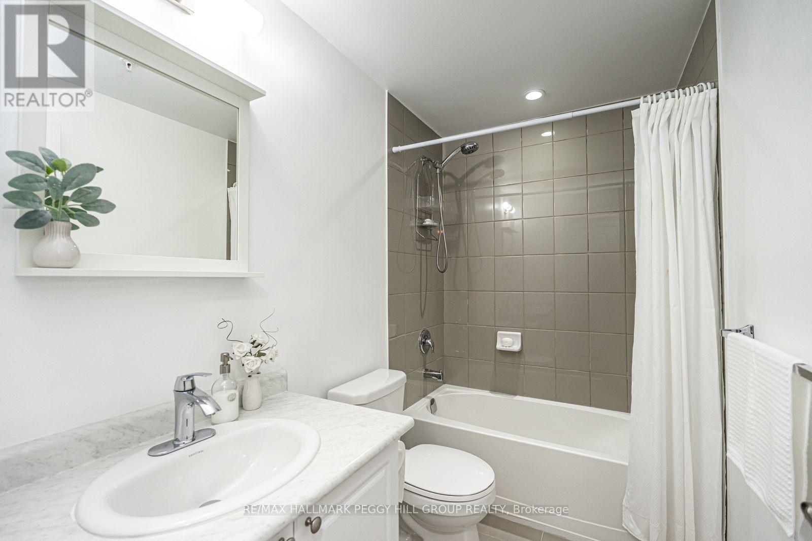 404 - 295 Cundles Road E, Barrie, ON - Indoor Photo Showing Bathroom