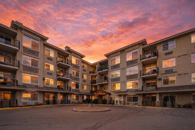 211-1350 Ridgeway Drive, Kelowna, BC - Outdoor With Balcony With Facade