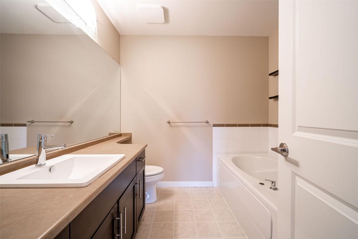 211-1350 Ridgeway Drive, Kelowna, BC - Indoor Photo Showing Bathroom