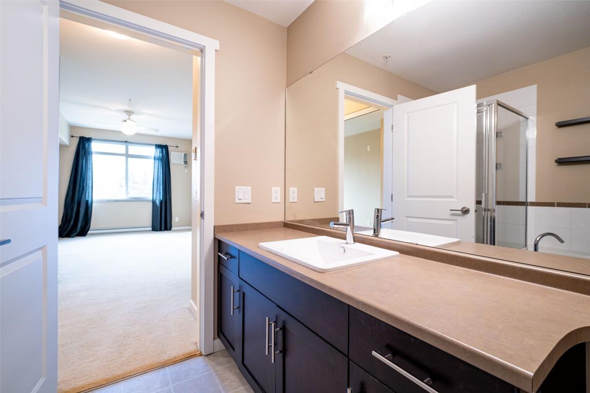 211-1350 Ridgeway Drive, Kelowna, BC - Indoor Photo Showing Bathroom