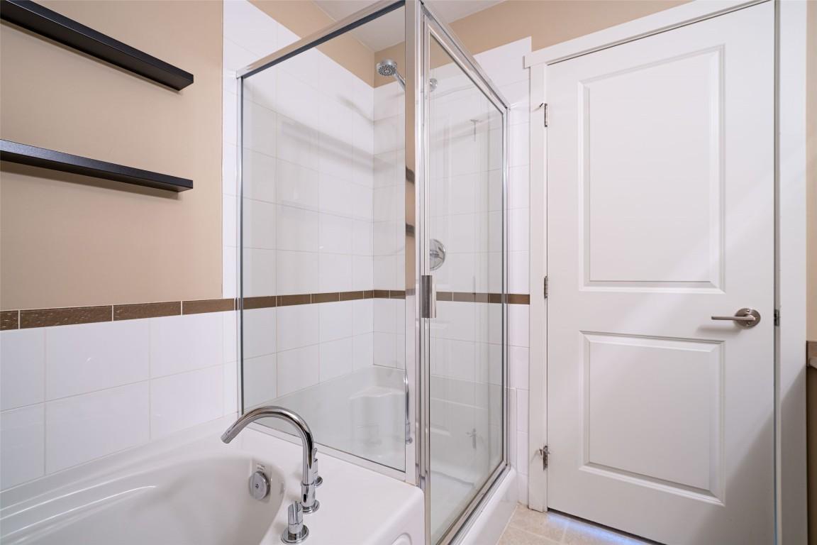 211-1350 Ridgeway Drive, Kelowna, BC - Indoor Photo Showing Bathroom