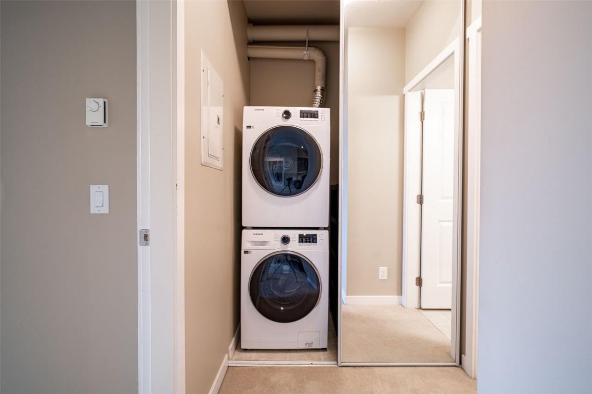 211-1350 Ridgeway Drive, Kelowna, BC - Indoor Photo Showing Laundry Room