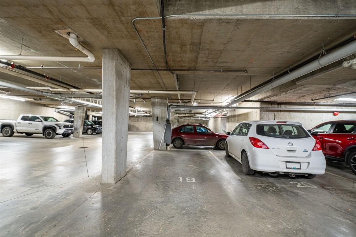 211-1350 Ridgeway Drive, Kelowna, BC - Indoor Photo Showing Garage