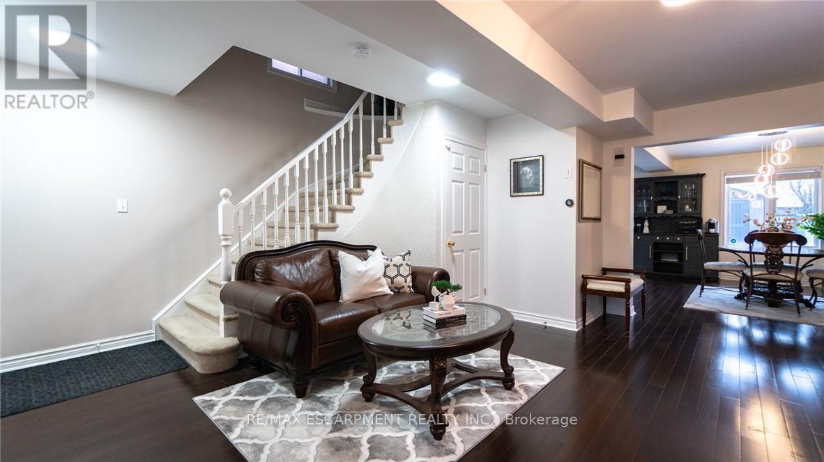 2062 Westmount Drive, Oakville, ON - Indoor Photo Showing Living Room