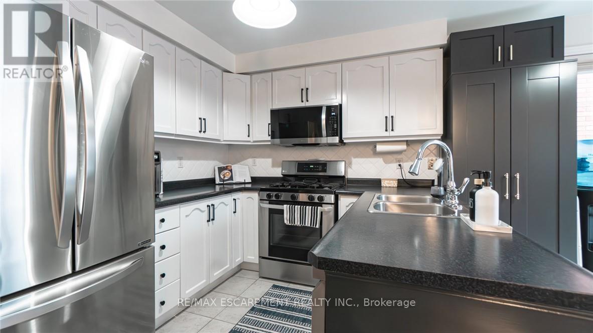 2062 Westmount Drive, Oakville, ON - Indoor Photo Showing Kitchen With Double Sink
