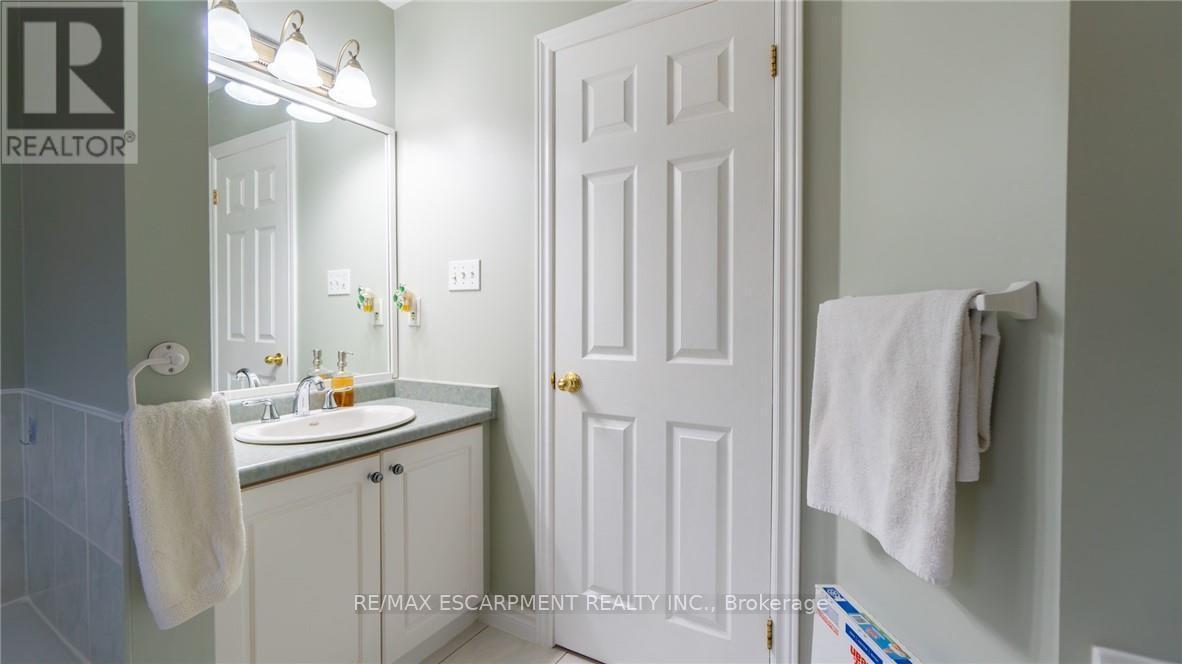 2062 Westmount Drive, Oakville, ON - Indoor Photo Showing Bathroom
