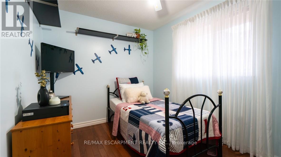 2062 Westmount Drive, Oakville, ON - Indoor Photo Showing Bedroom