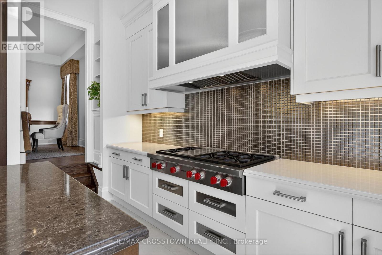 10 Annsleywood Court, Vaughan, ON - Indoor Photo Showing Kitchen With Upgraded Kitchen