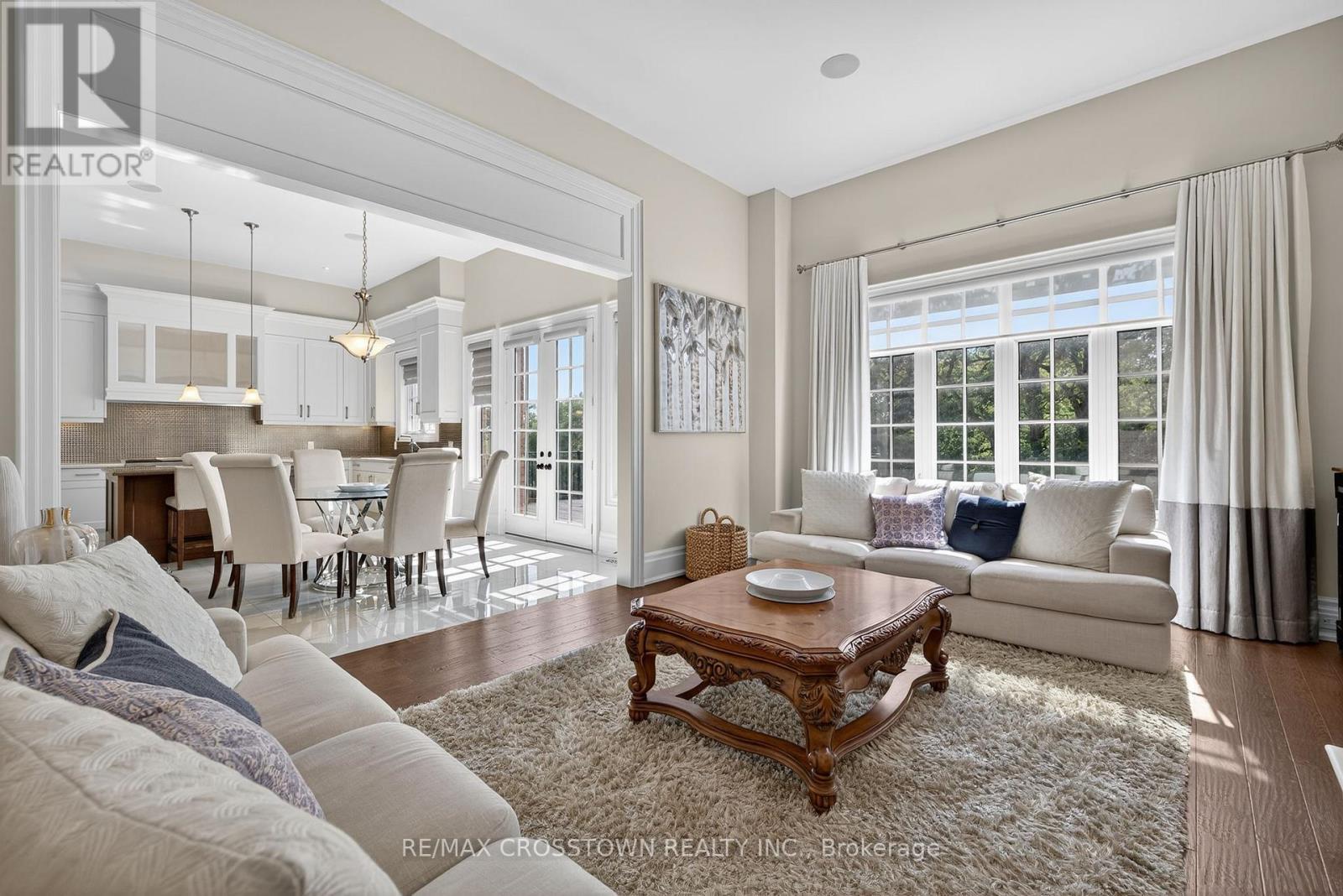 10 Annsleywood Court, Vaughan, ON - Indoor Photo Showing Living Room