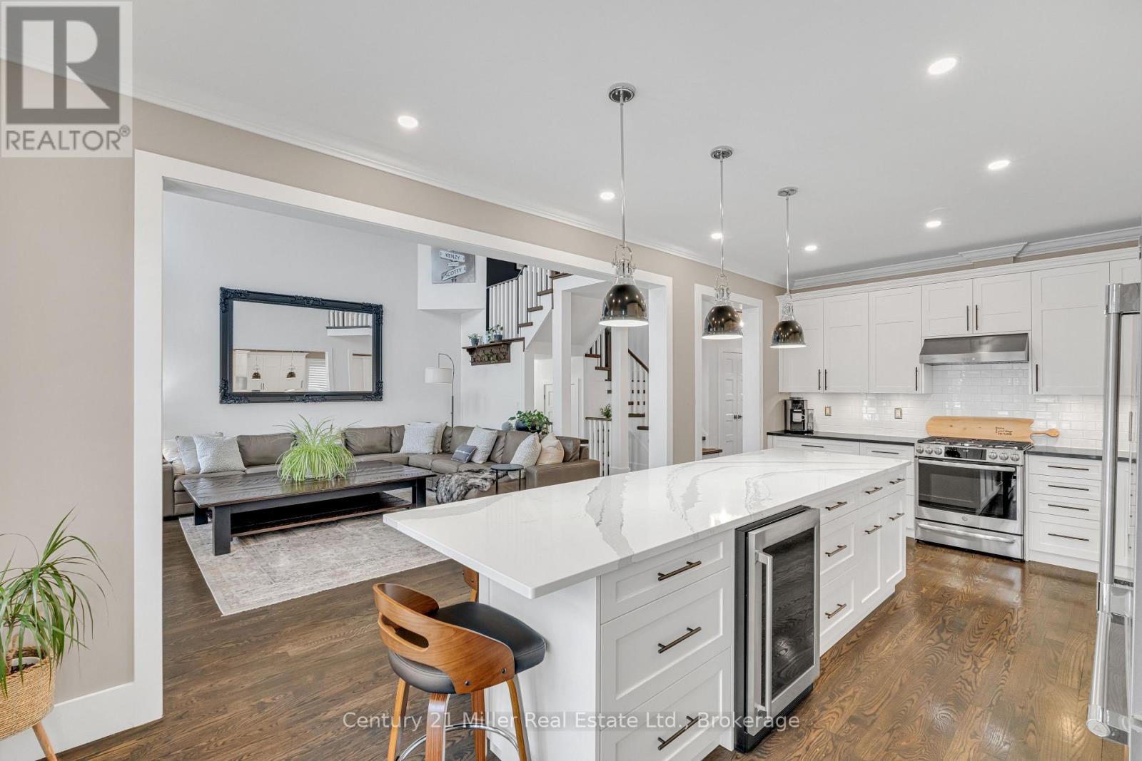 2099 Helmsley Avenue, Oakville (Wm Westmount), ON - Indoor Photo Showing Kitchen With Upgraded Kitchen