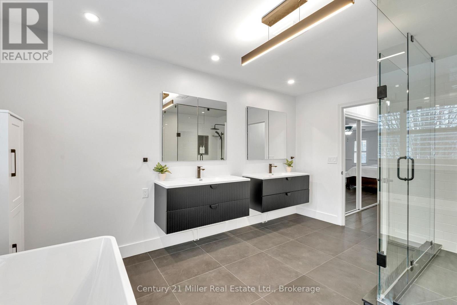 master ensuite - 2099 Helmsley Avenue, Oakville (Wm Westmount), ON - Indoor Photo Showing Bathroom
