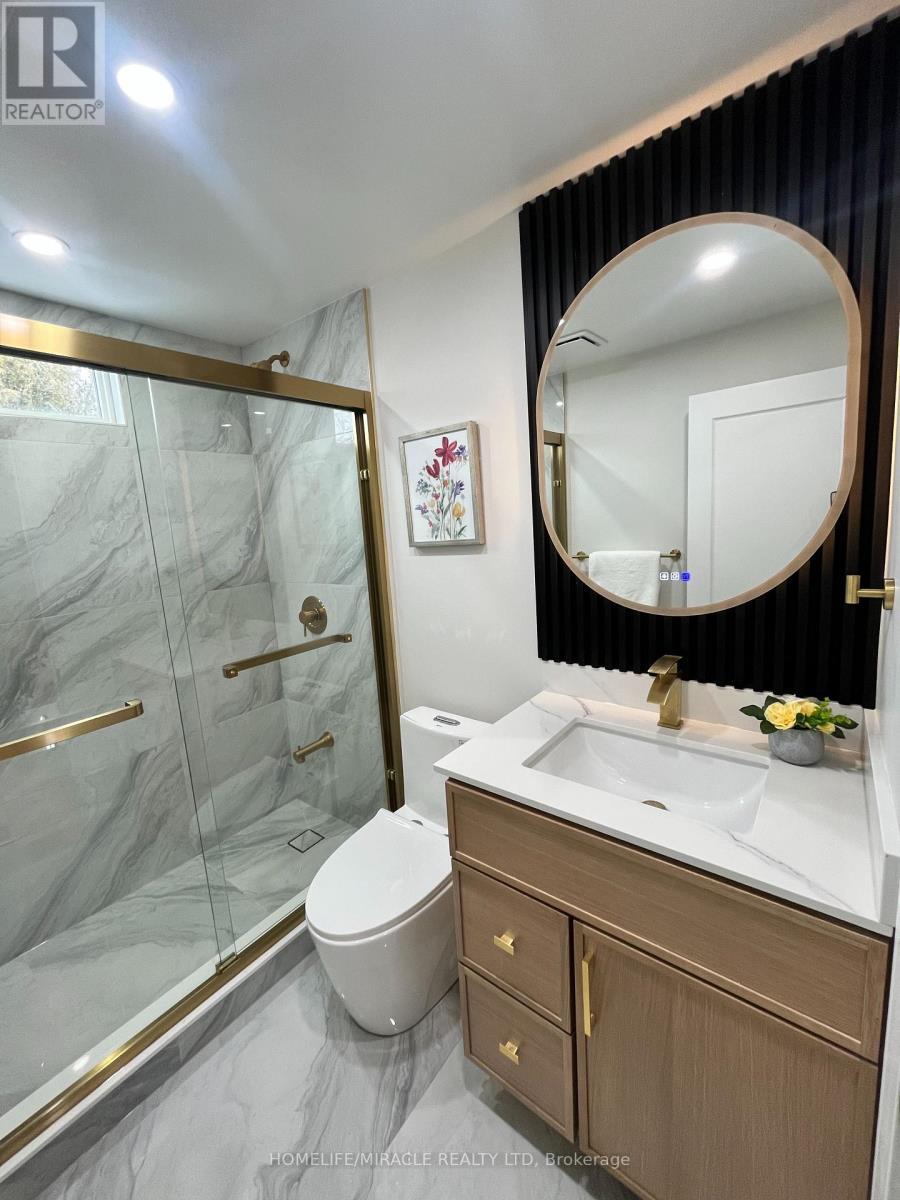 2nd floor main bath - 12 Thyra Avenue, Toronto, ON - Indoor Photo Showing Bathroom