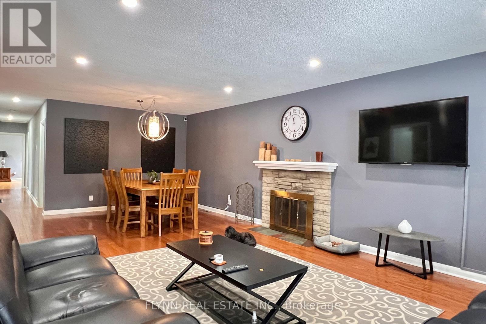 3560 Rapids View Drive, Niagara Falls, ON - Indoor Photo Showing Living Room With Fireplace