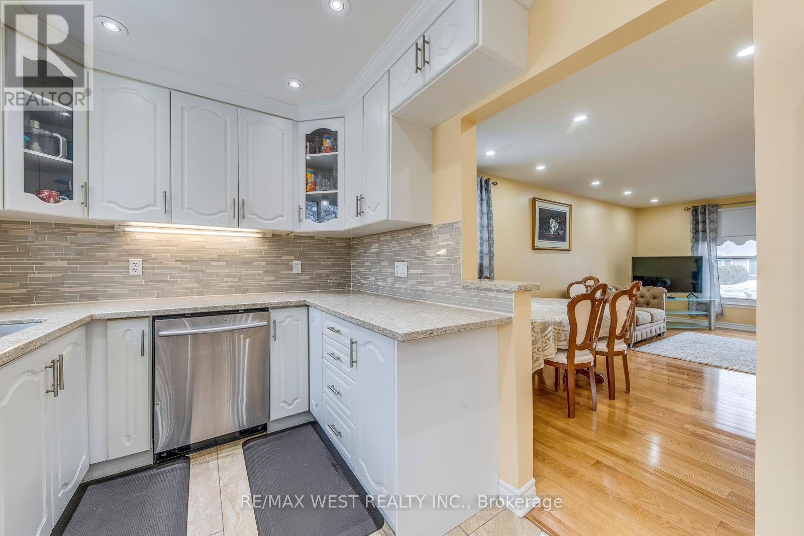 43 Flamingo Crescent, Brampton, ON - Indoor Photo Showing Kitchen With Upgraded Kitchen