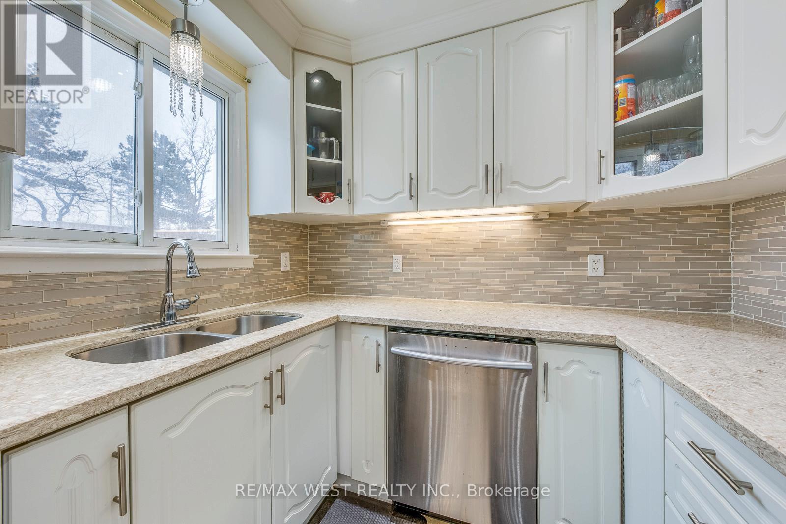 43 Flamingo Crescent, Brampton, ON - Indoor Photo Showing Kitchen With Double Sink With Upgraded Kitchen
