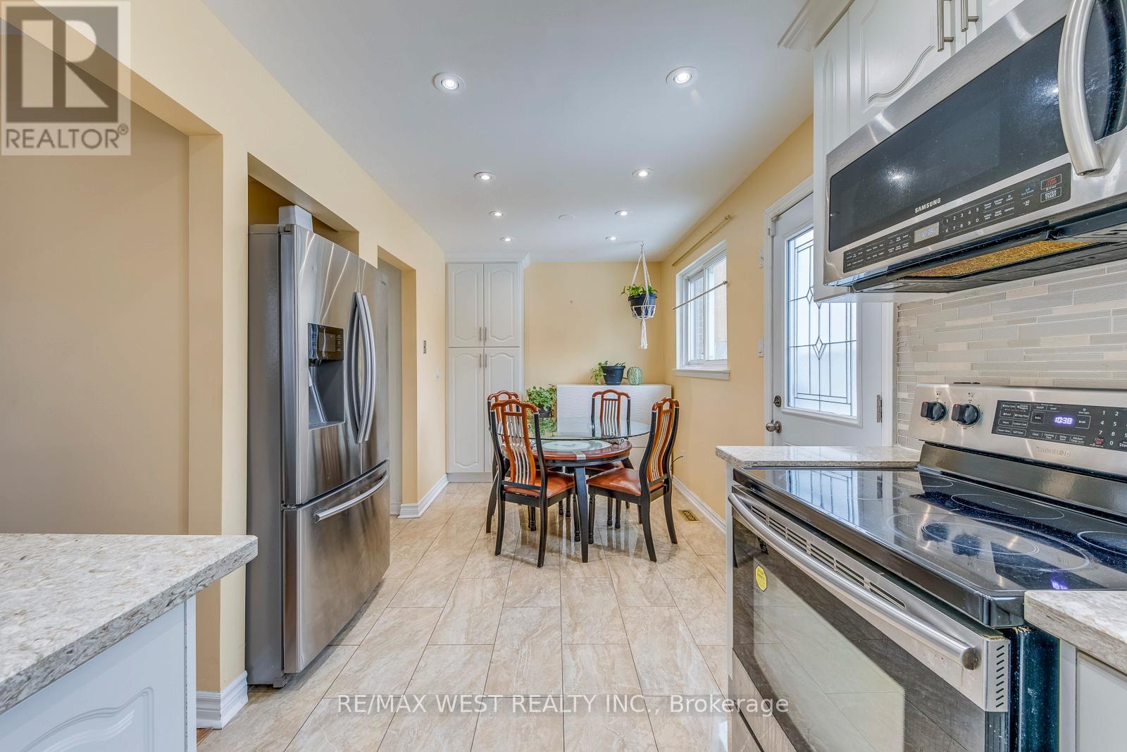 43 Flamingo Crescent, Brampton, ON - Indoor Photo Showing Kitchen With Stainless Steel Kitchen