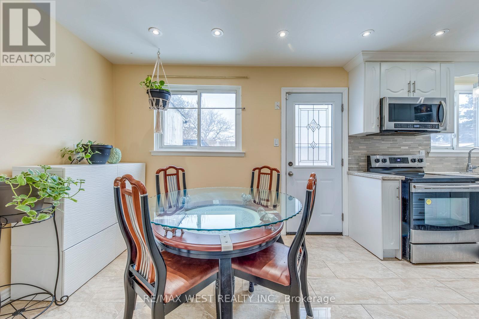 43 Flamingo Crescent, Brampton, ON - Indoor