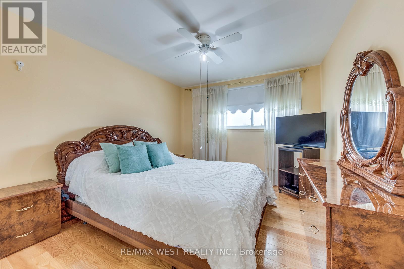 43 Flamingo Crescent, Brampton, ON - Indoor Photo Showing Bedroom