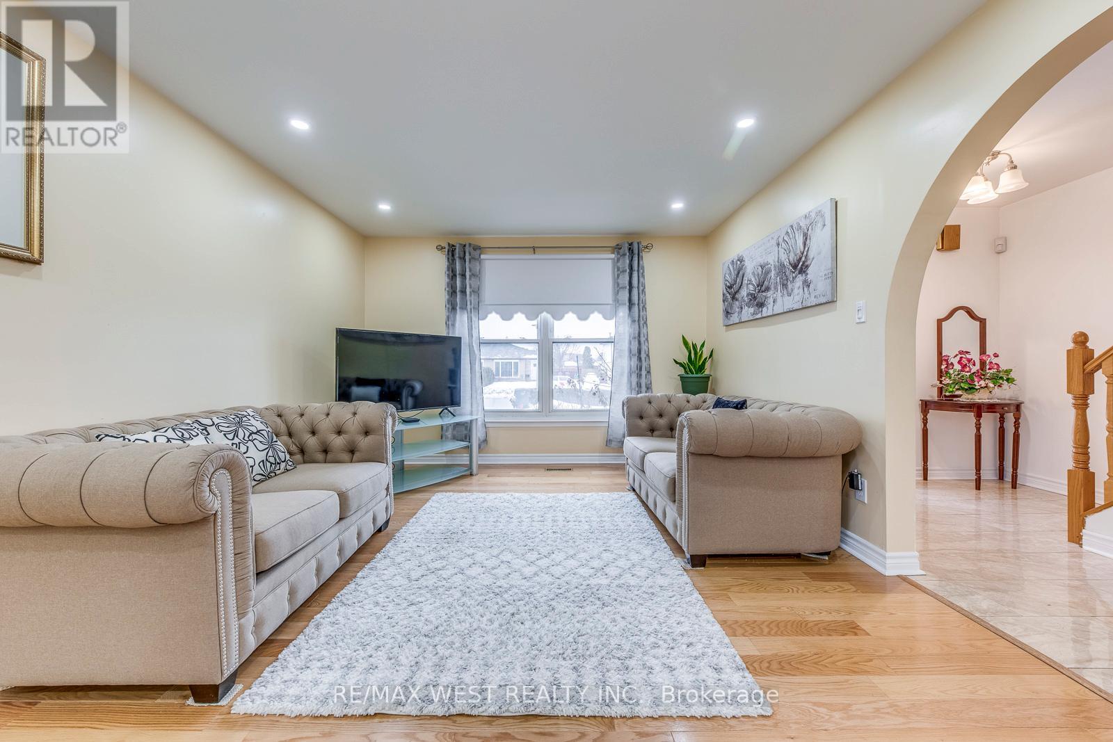43 Flamingo Crescent, Brampton, ON - Indoor Photo Showing Living Room