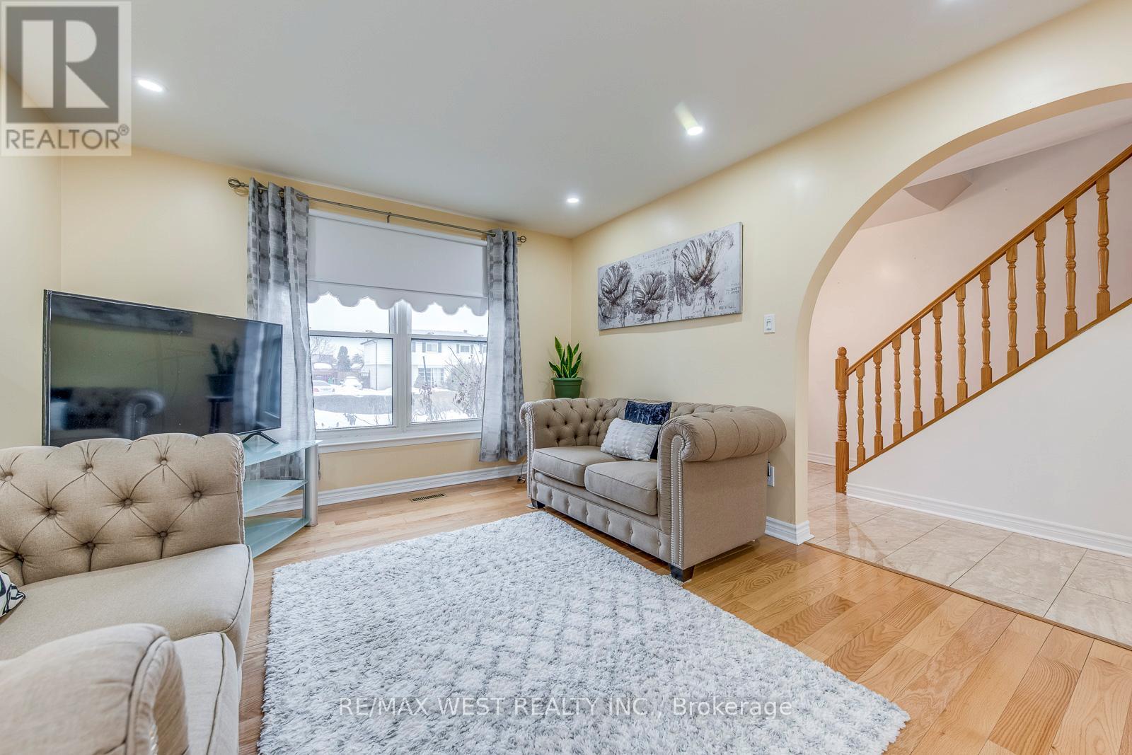 43 Flamingo Crescent, Brampton, ON - Indoor Photo Showing Living Room