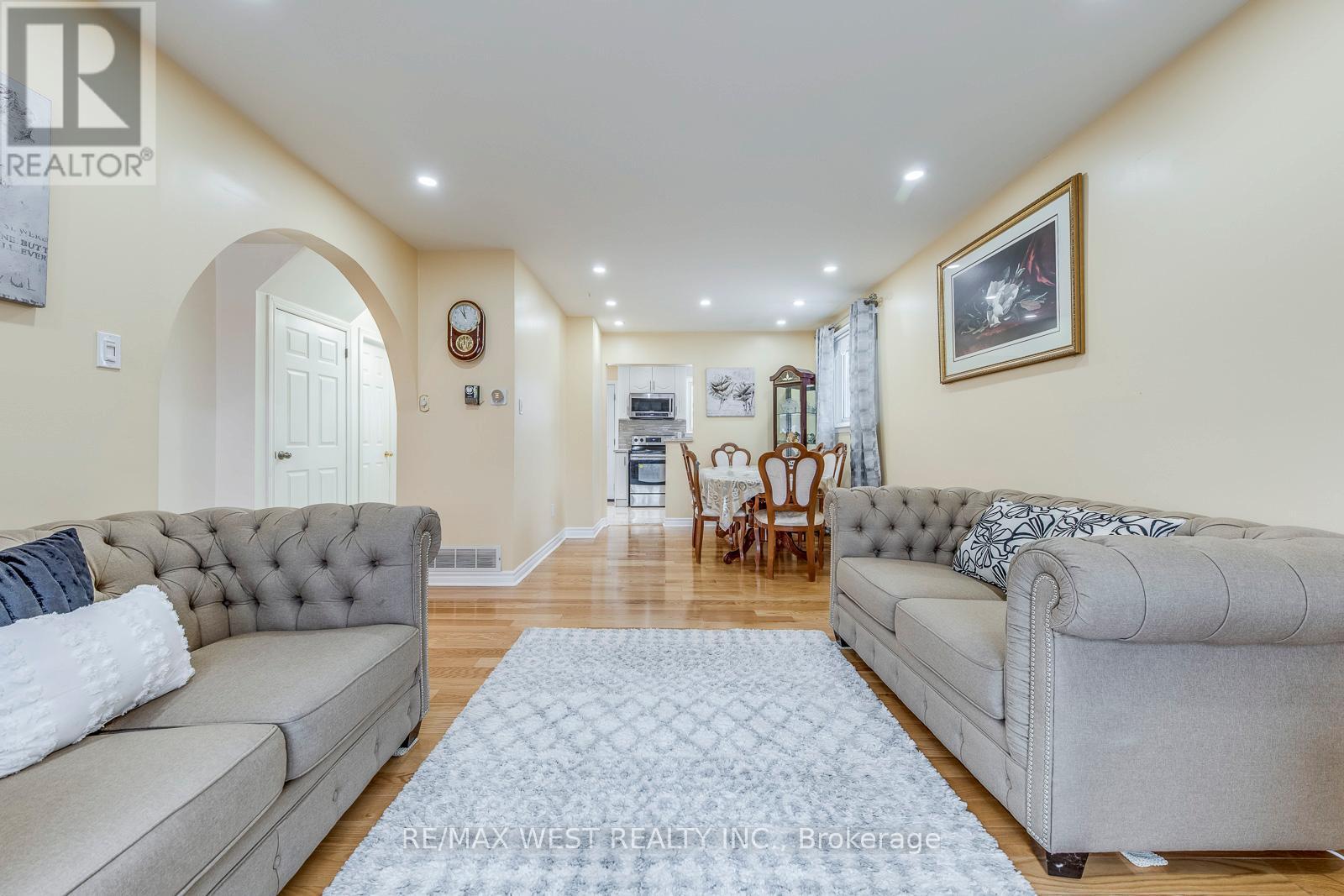 43 Flamingo Crescent, Brampton, ON - Indoor Photo Showing Living Room