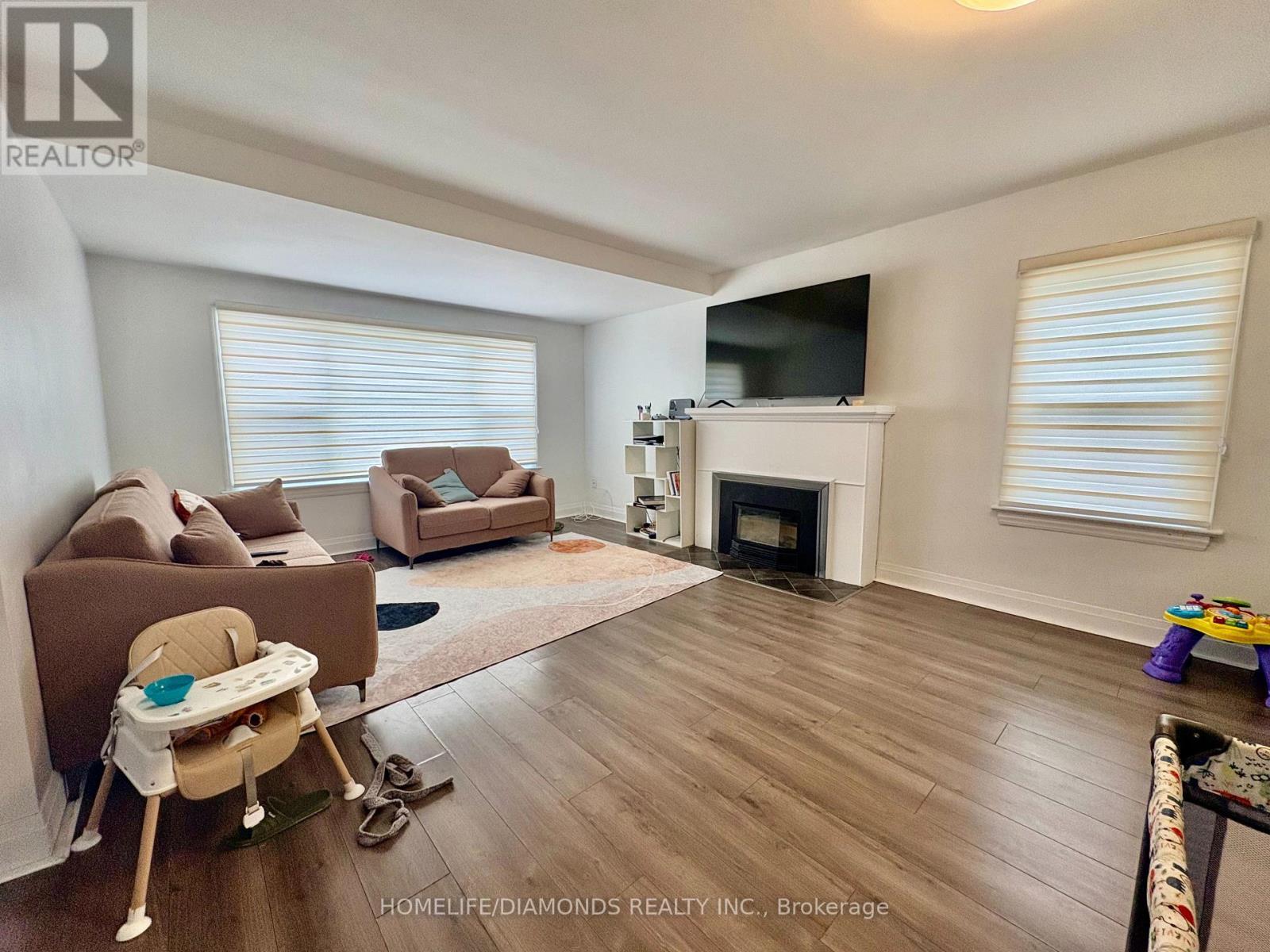 207 Thorold Road, Welland, ON - Indoor Photo Showing Living Room With Fireplace