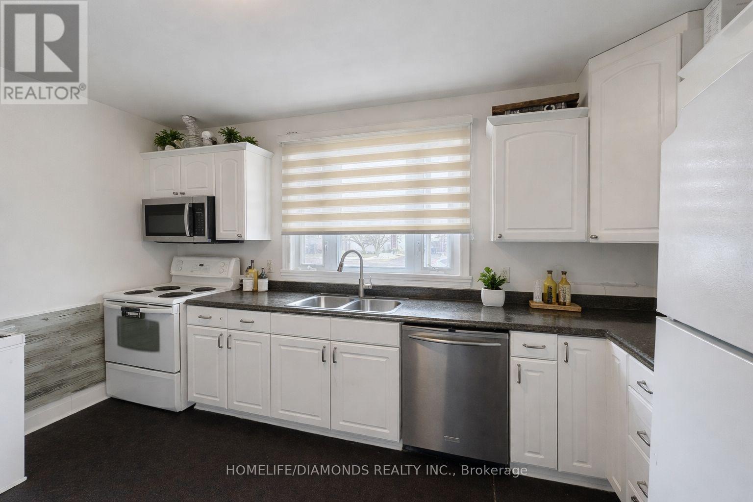 207 Thorold Road, Welland, ON - Indoor Photo Showing Kitchen With Double Sink