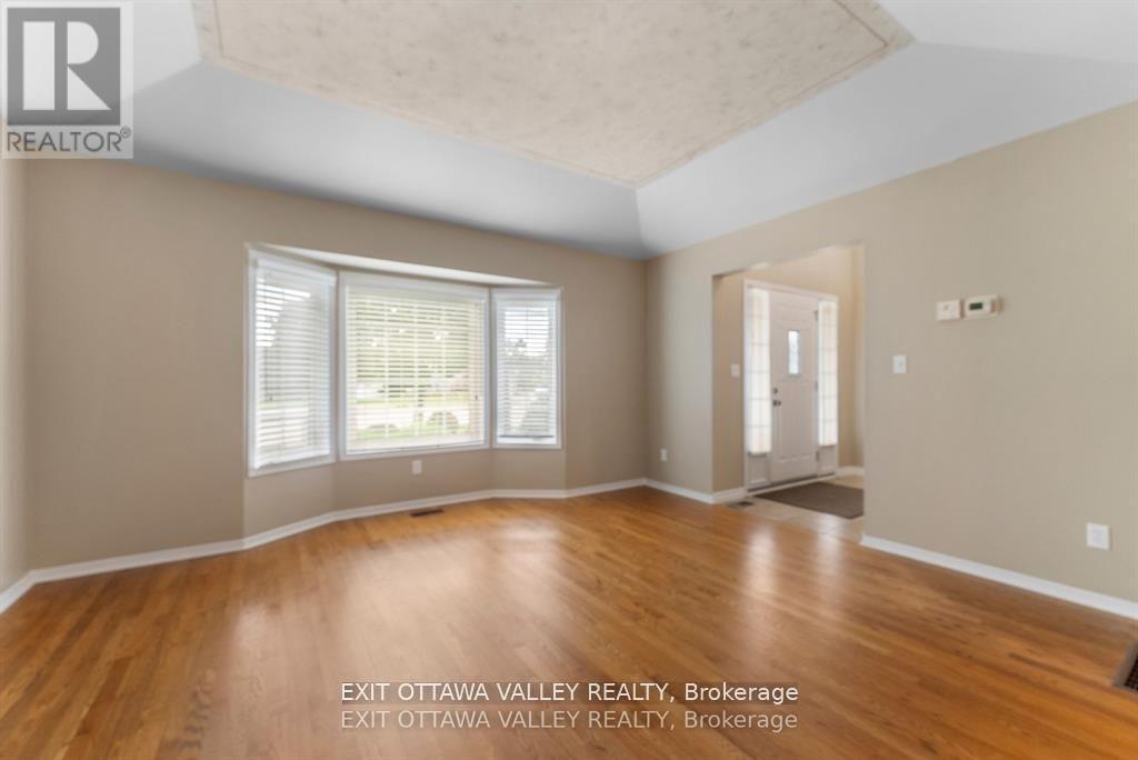 127 Owens Street, Pembroke, ON - Indoor Photo Showing Other Room