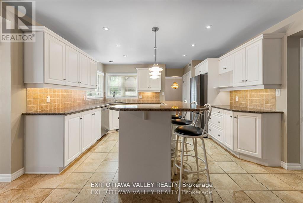 127 Owens Street, Pembroke, ON - Indoor Photo Showing Kitchen With Upgraded Kitchen