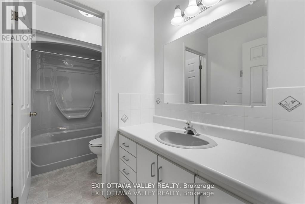 127 Owens Street, Pembroke, ON - Indoor Photo Showing Bathroom