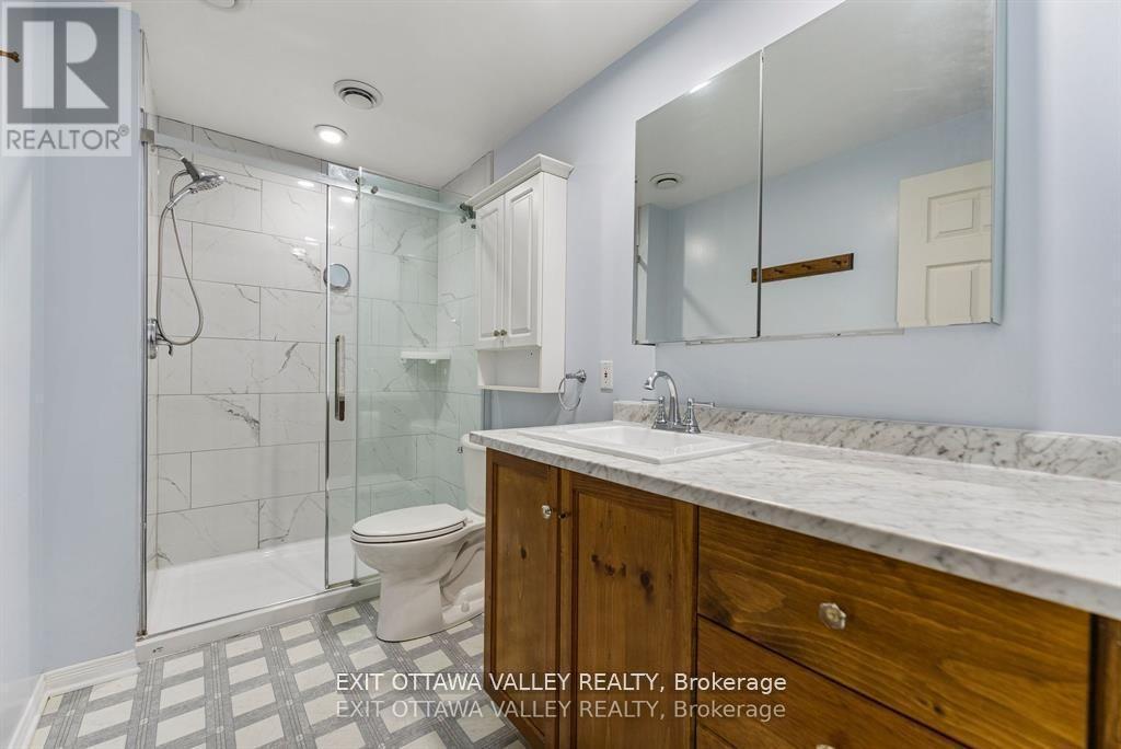 127 Owens Street, Pembroke, ON - Indoor Photo Showing Bathroom