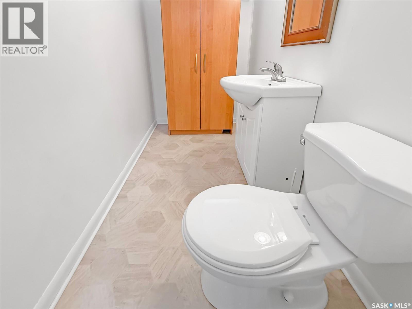 426 15Th Avenue Ne, Swift Current, SK - Indoor Photo Showing Bathroom