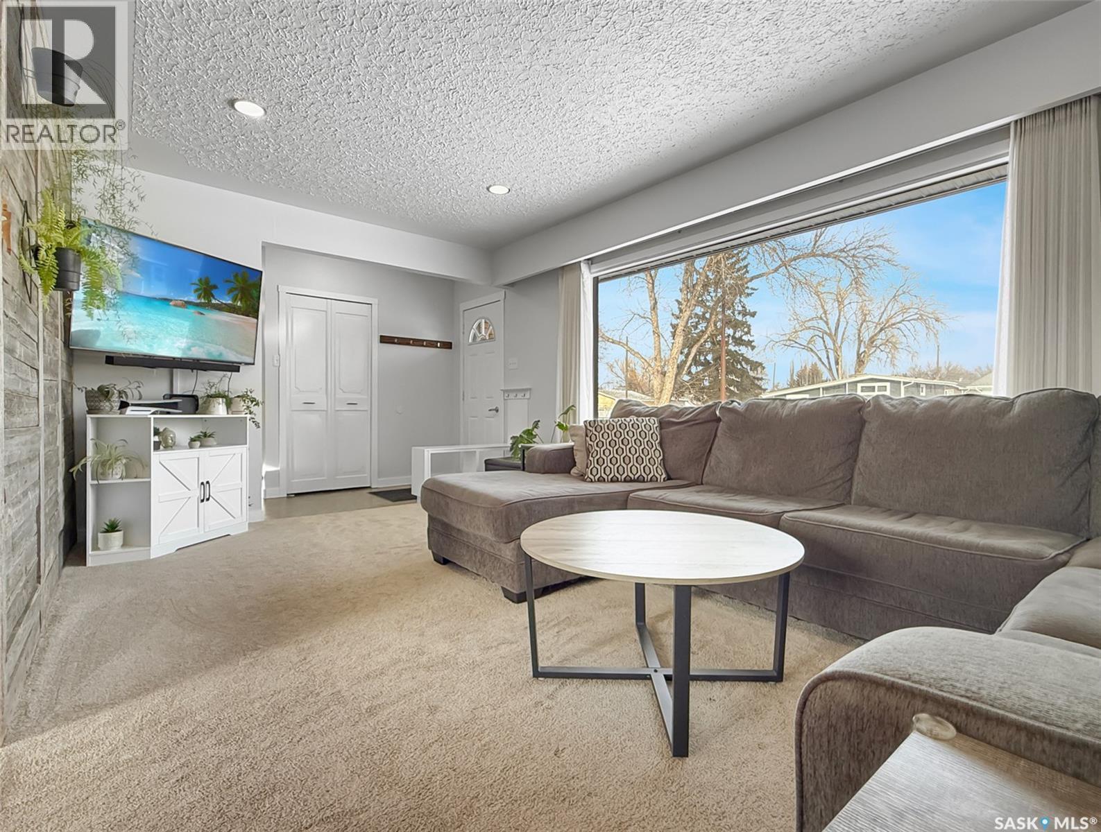 426 15Th Avenue Ne, Swift Current, SK - Indoor Photo Showing Living Room