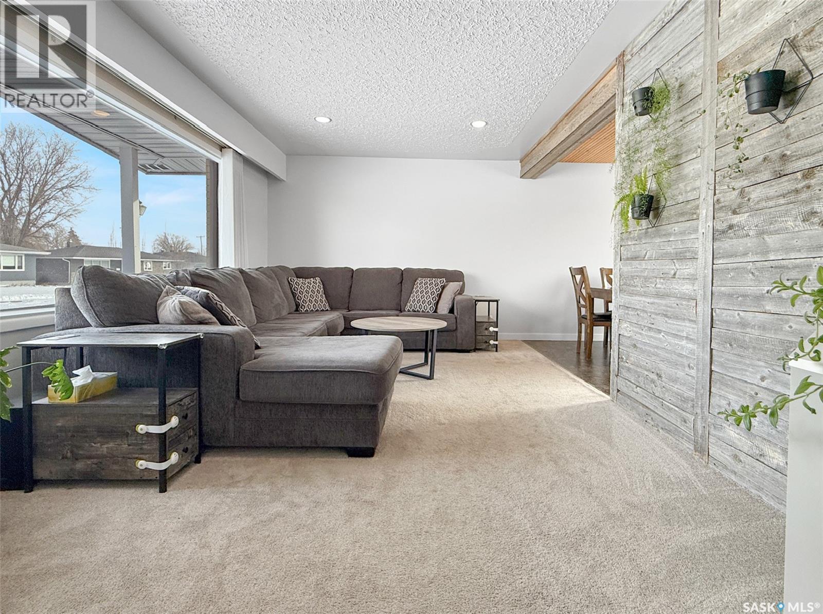 426 15Th Avenue Ne, Swift Current, SK - Indoor Photo Showing Living Room
