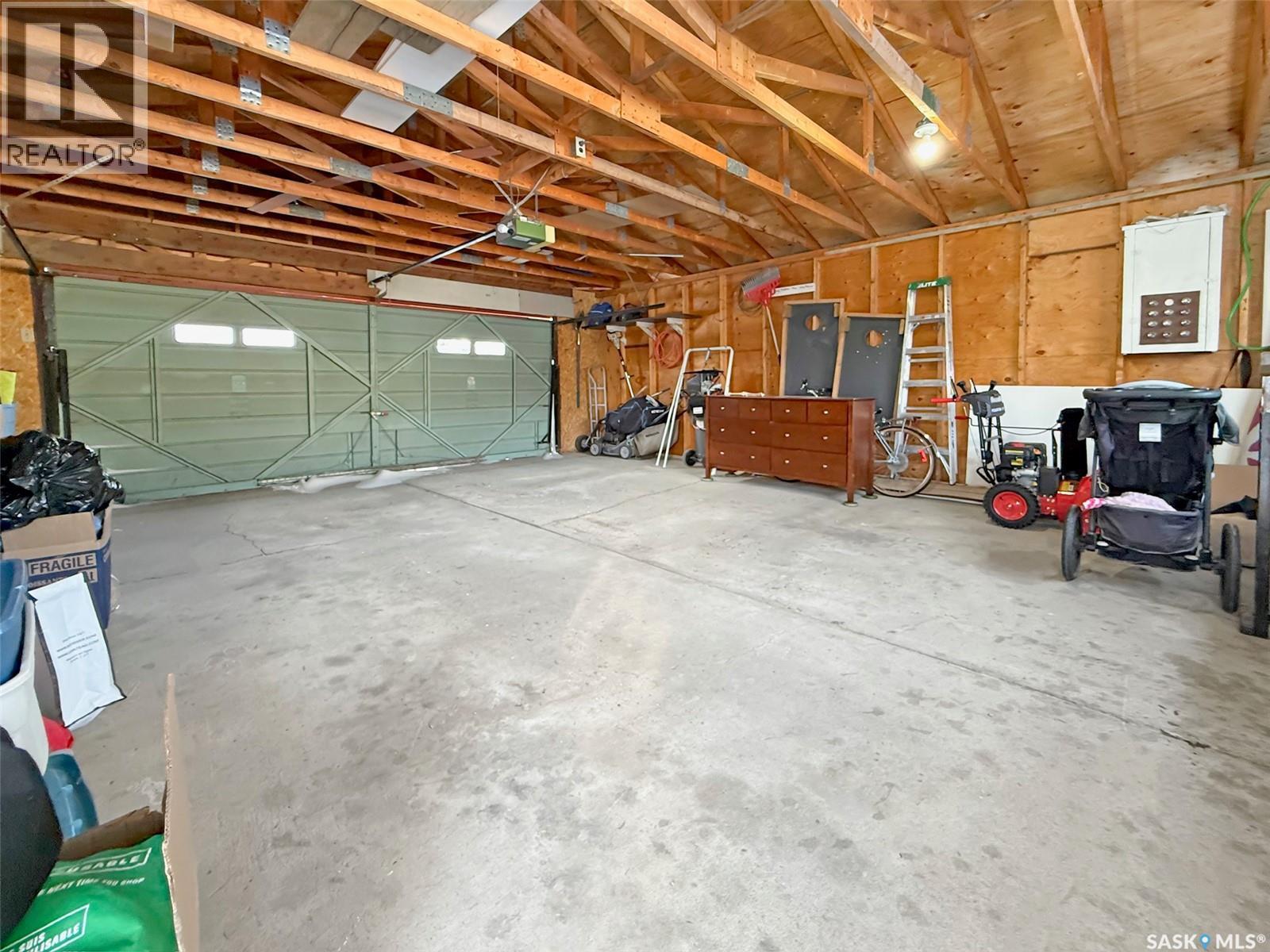 426 15Th Avenue Ne, Swift Current, SK - Indoor Photo Showing Garage