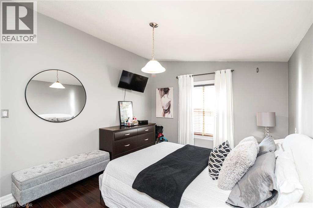 92 Auchmar Road, Hamilton, ON - Indoor Photo Showing Bedroom