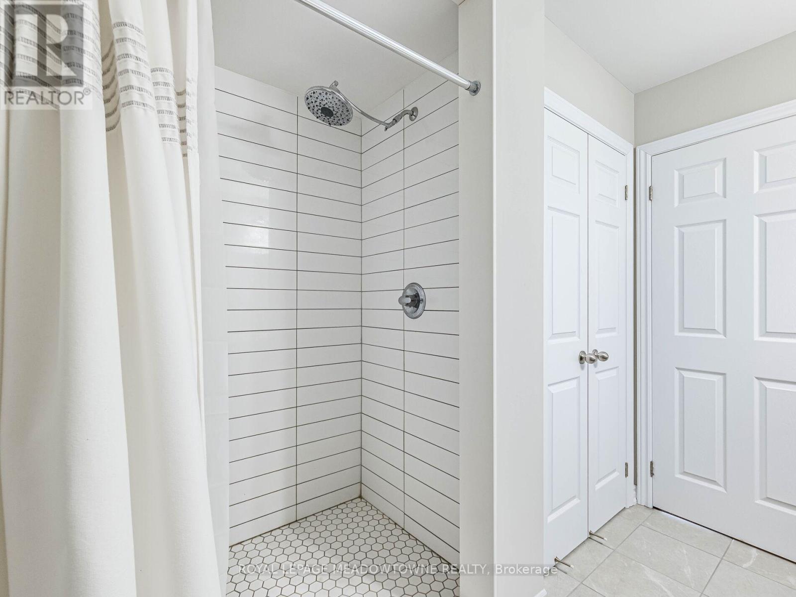 7 - 13 Braida Lane, Halton Hills, ON - Indoor