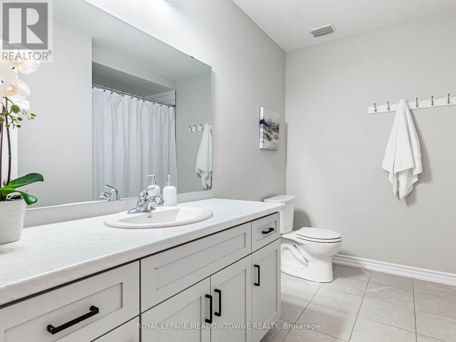4 piece ensuite to additional bedroom - 7 - 13 Braida Lane, Halton Hills, ON - Indoor Photo Showing Bathroom