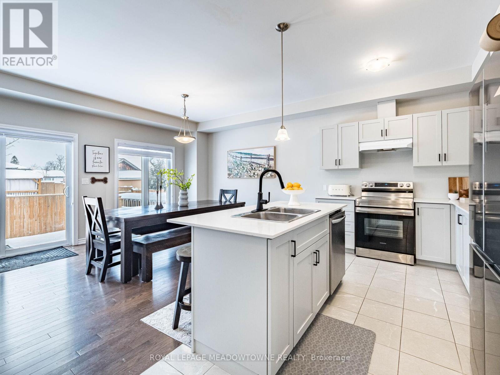 7 - 13 Braida Lane, Halton Hills, ON - Indoor Photo Showing Kitchen With Double Sink