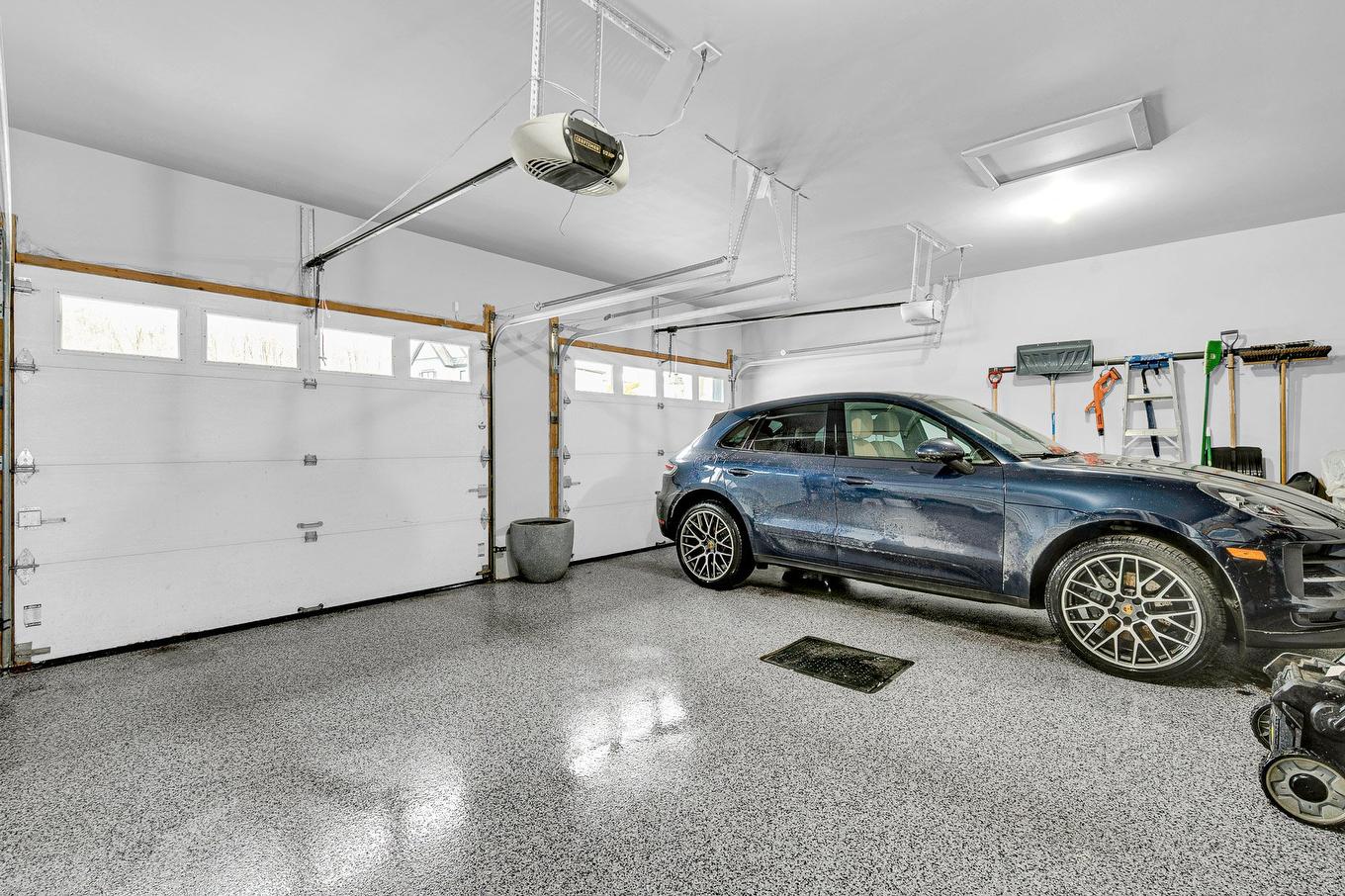 Garage - 30 Place De La Pulperie, Saint-Jérôme, QC - Indoor Photo Showing Garage