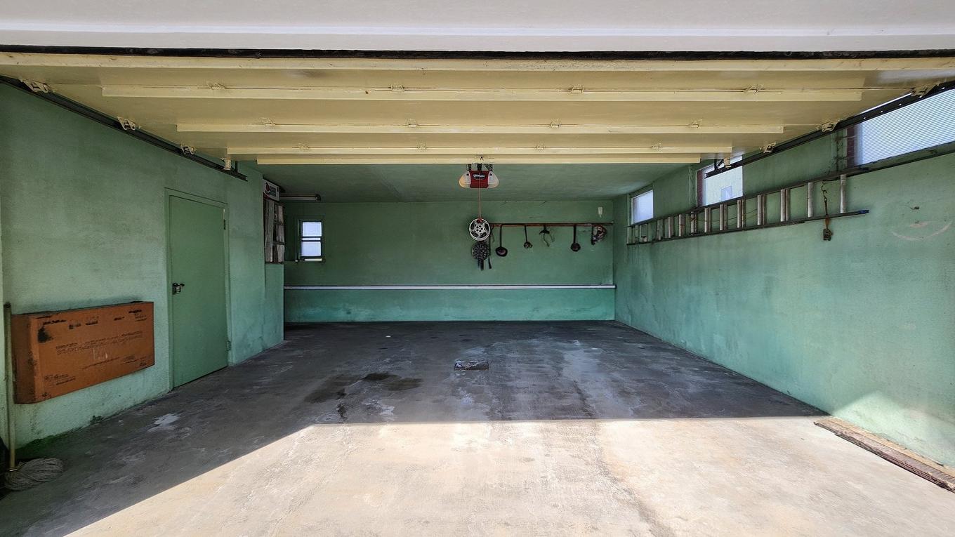 Garage - 4303 Boul. Des Hêtres, Shawinigan, QC - With Exterior